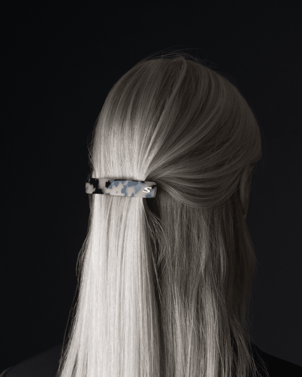 Barrette Classique medium white tokyo — close view of the spring mechanism and engraved S detail