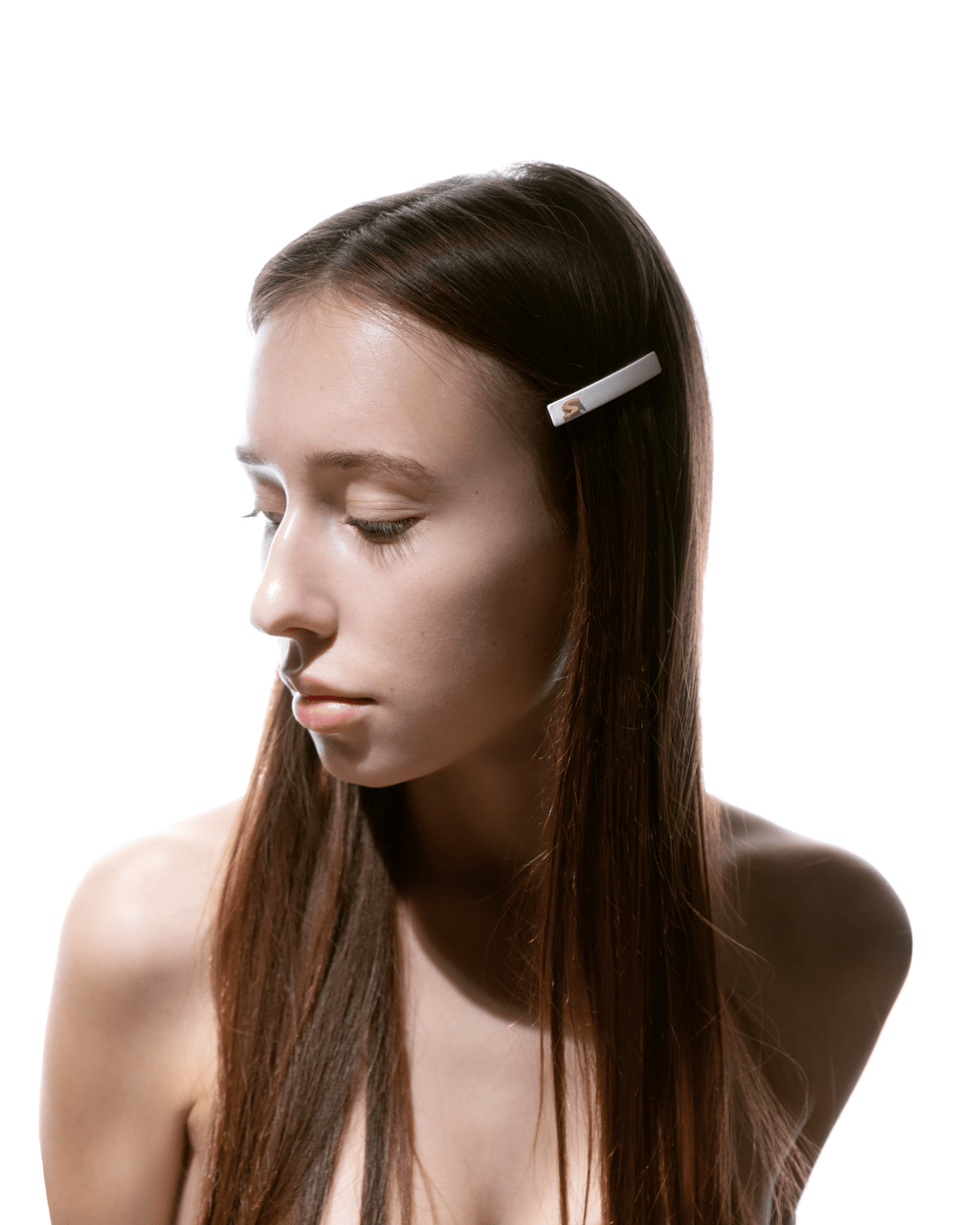Barrette Classique small cream and black — close view of the spring mechanism and engraved S detail