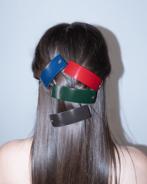 Barrette L midnight rouge — engraved S clasp detail, close-up