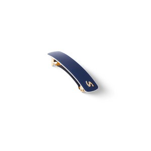 Barrette Classique M Reputation Night — worn at the nape, natural styling