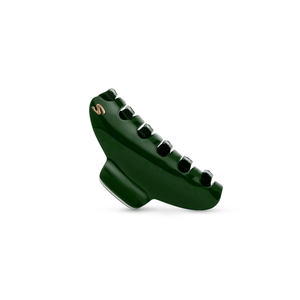 Pince Iconique L Éclat Vert — worn in a half-up style