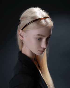 Signature Headband glossy black — S logo detail and curved inner edge close-up