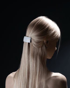 Barrette Classique large cream and black — close view of the spring mechanism and engraved S detail