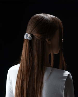 Barrette Classique large white tokyo — close view of the spring mechanism and engraved S detail