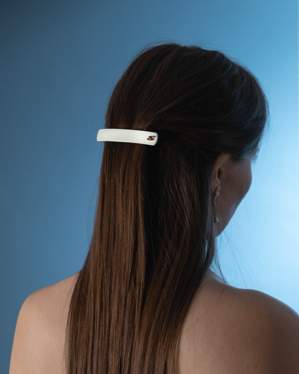 Barrette Classique medium cream and black — close view of the spring mechanism and engraved S detail