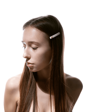 Barrette Classique small cream and black — close view of the spring mechanism and engraved S detail