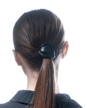 Sacrae Charmé de Cheveux glossy black — full piece showing attachment mechanism