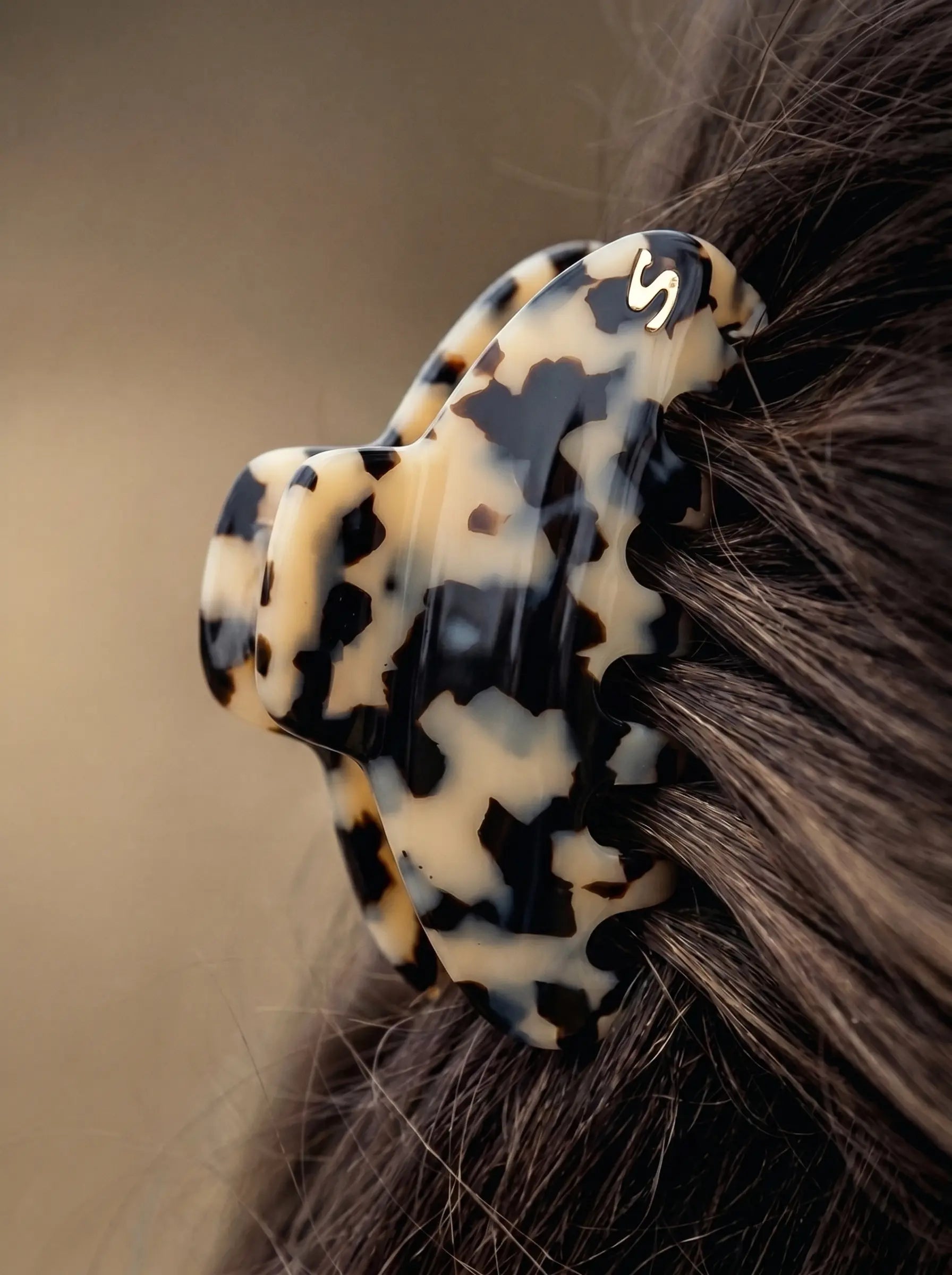 Close-up of Sacrae Pince Iconique M in White Tokyo Mazzucchelli acetate in hair