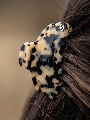 Close-up of Sacrae Pince Iconique M in White Tokyo Mazzucchelli acetate in hair