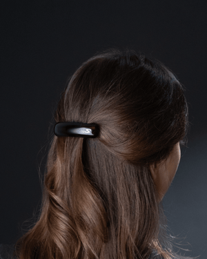 Jonc Majesté Barrette glossy black — clasp and engraved S detail close-up