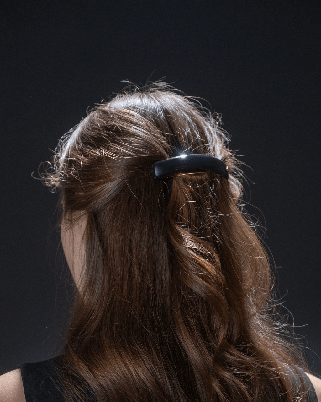 Jonc Majesté Barrette glossy black — flatlay on marble, editorial styling