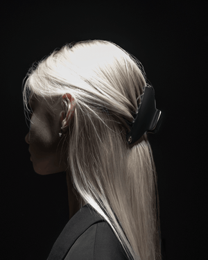 Lumière Medium Hair Clip glossy black — S logo and snap mechanism close-up