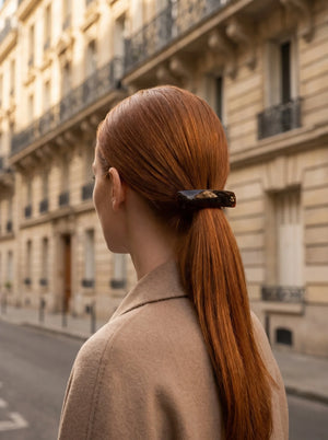 Model with auburn low ponytail wearing Sacrae Jonc Classique Barrette in Tortoise, Paris street