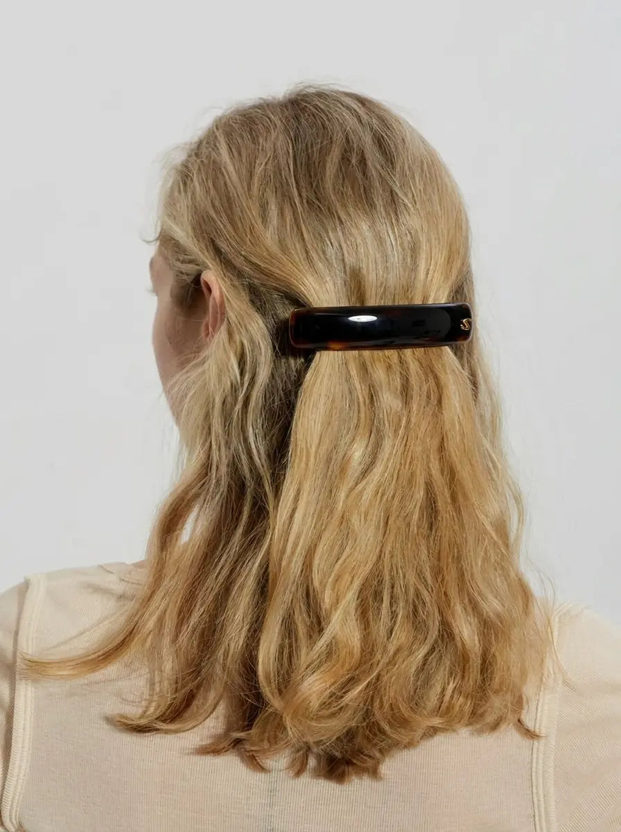 Model wearing Sacrae Jonc Majesté Barrette in Tortoise, half-up hairstyle, back view