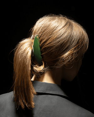 Pince Iconique L Éclat Vert — open claw detail shot