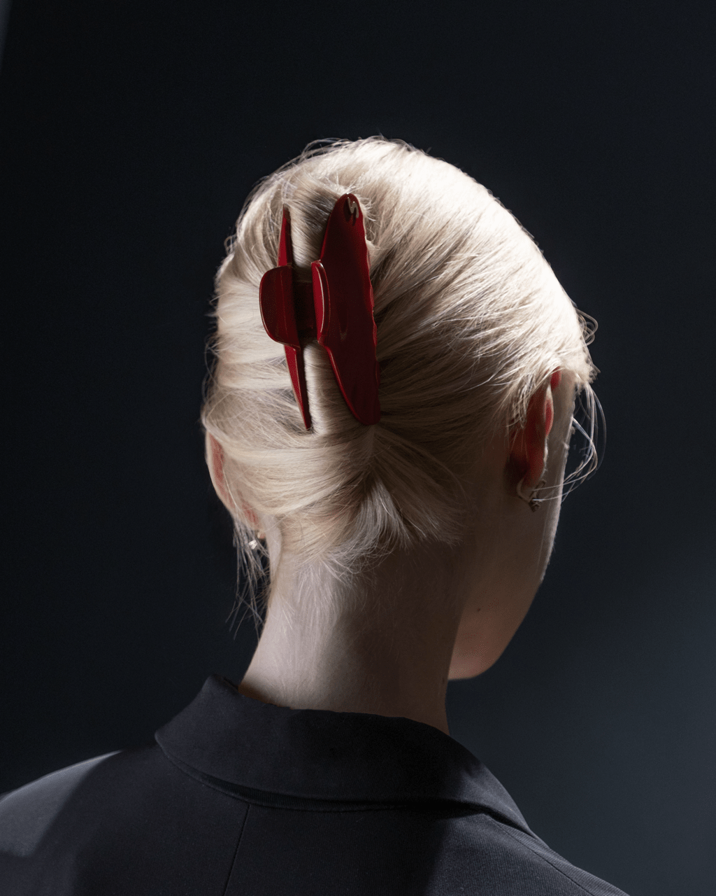 Sacrae Pince L midnight rouge — close-up of claw and grip detail