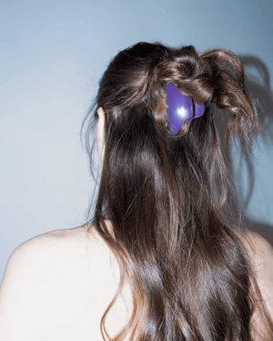 Pince Iconique M Purple Karma — worn in a half-up style